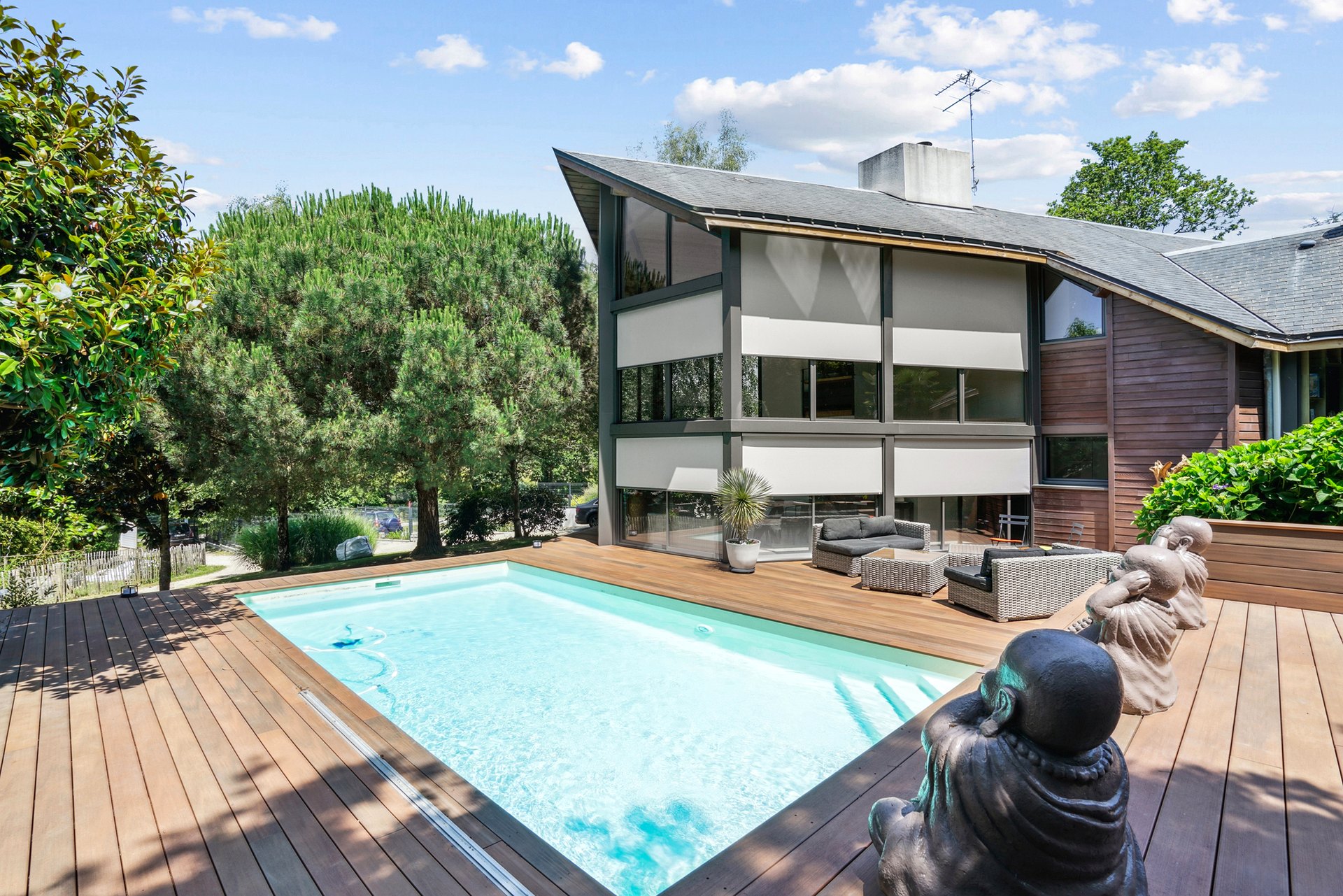 Réalisation Le Quintrec Le Pallec : maison avec screen solaire Soprofen et terrasse bois dans le Morbihan