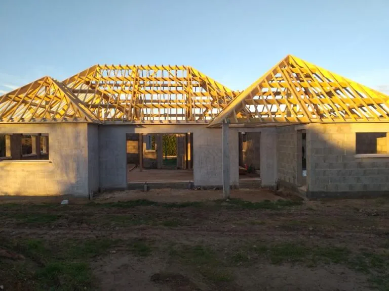Charpente traditionnelle en cours de pose sur une maison en pierre dans le Morbihan
